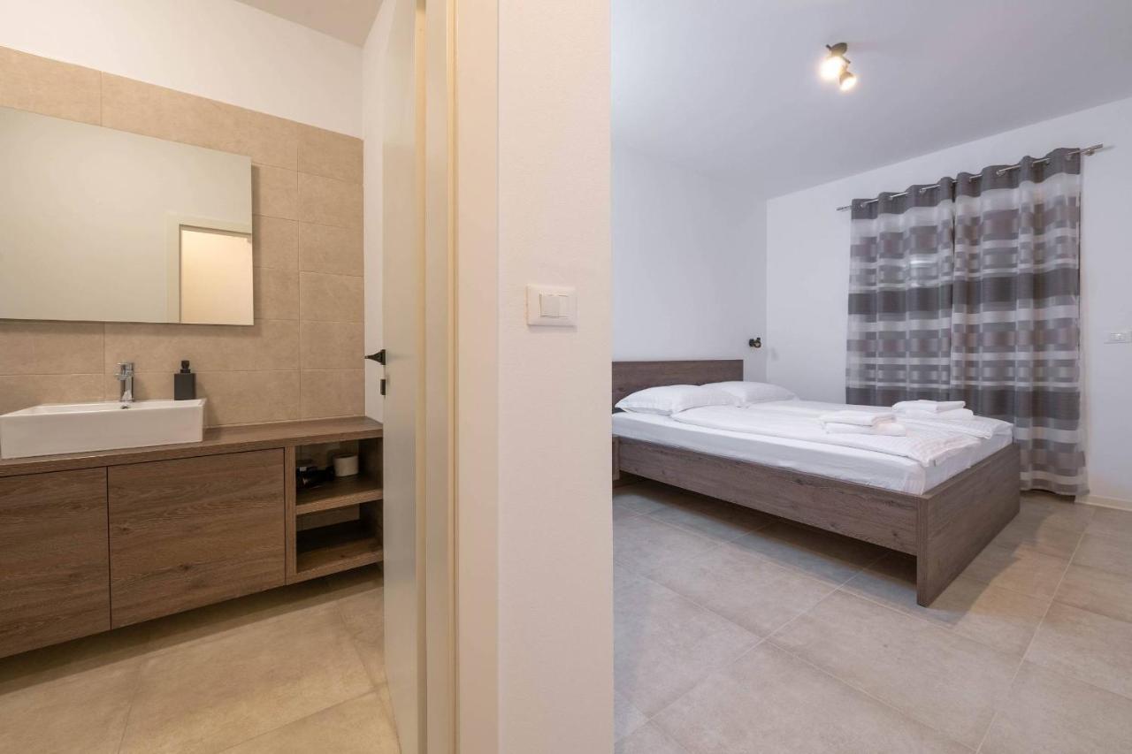 Holiday House Luca Porec Bagian luar foto