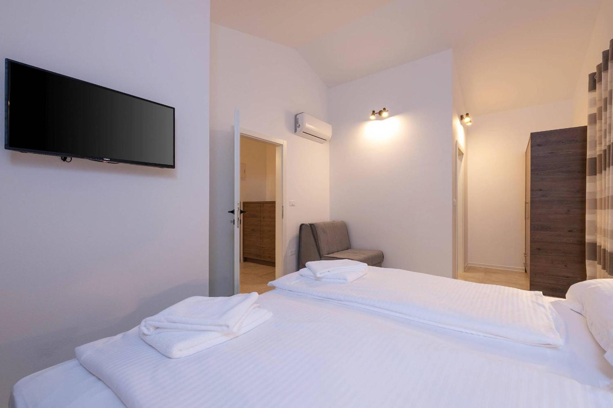 Holiday House Luca Porec Bagian luar foto