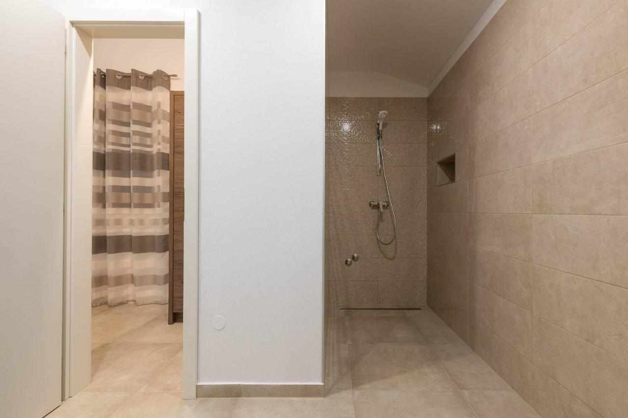 Holiday House Luca Porec Bagian luar foto