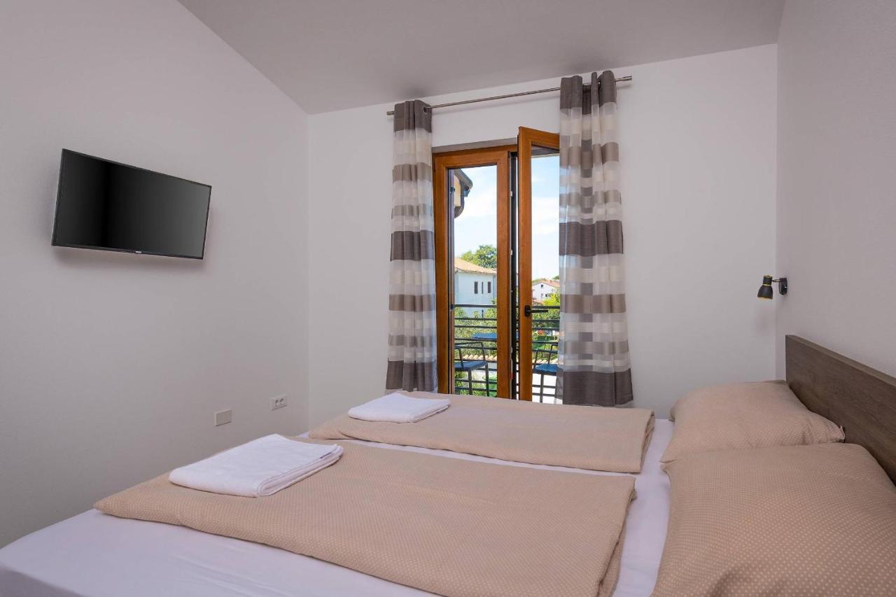 Holiday House Luca Porec Bagian luar foto